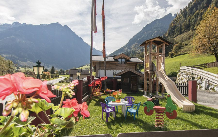 Terrasse mit Spielplatz